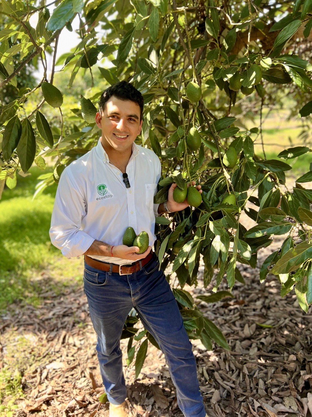Alvaro Blasco con camisa de trabajo bajo un palto cargado de fruta