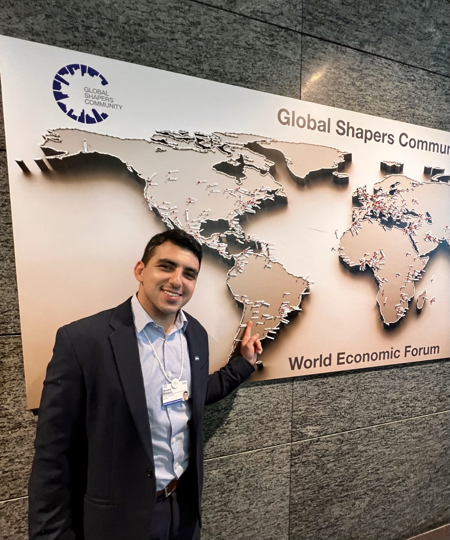 Alvaro Blasco señala Argentina en el mapa de la comunidad Global Shapers