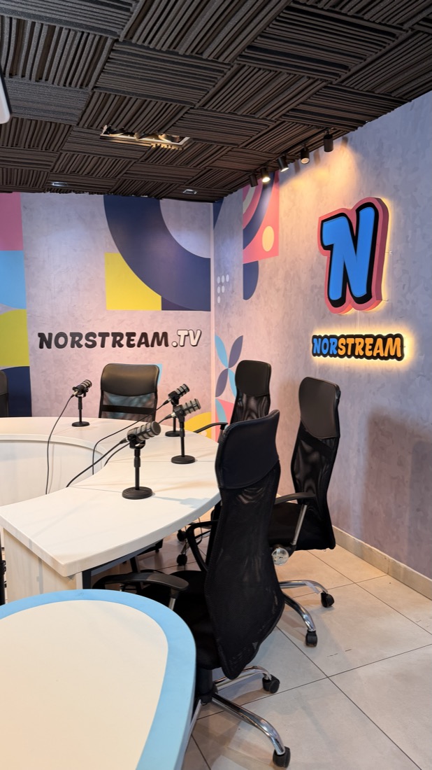 Plano cerrado del set de Norstream con micrófonos de mesa