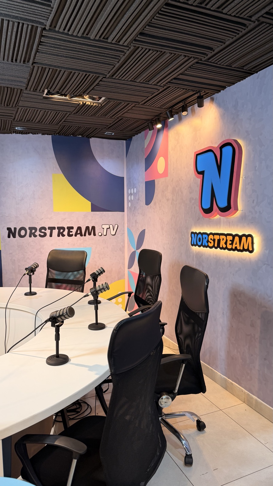 Estudio de Norstream TV con el cartel luminoso y la mesa de programas